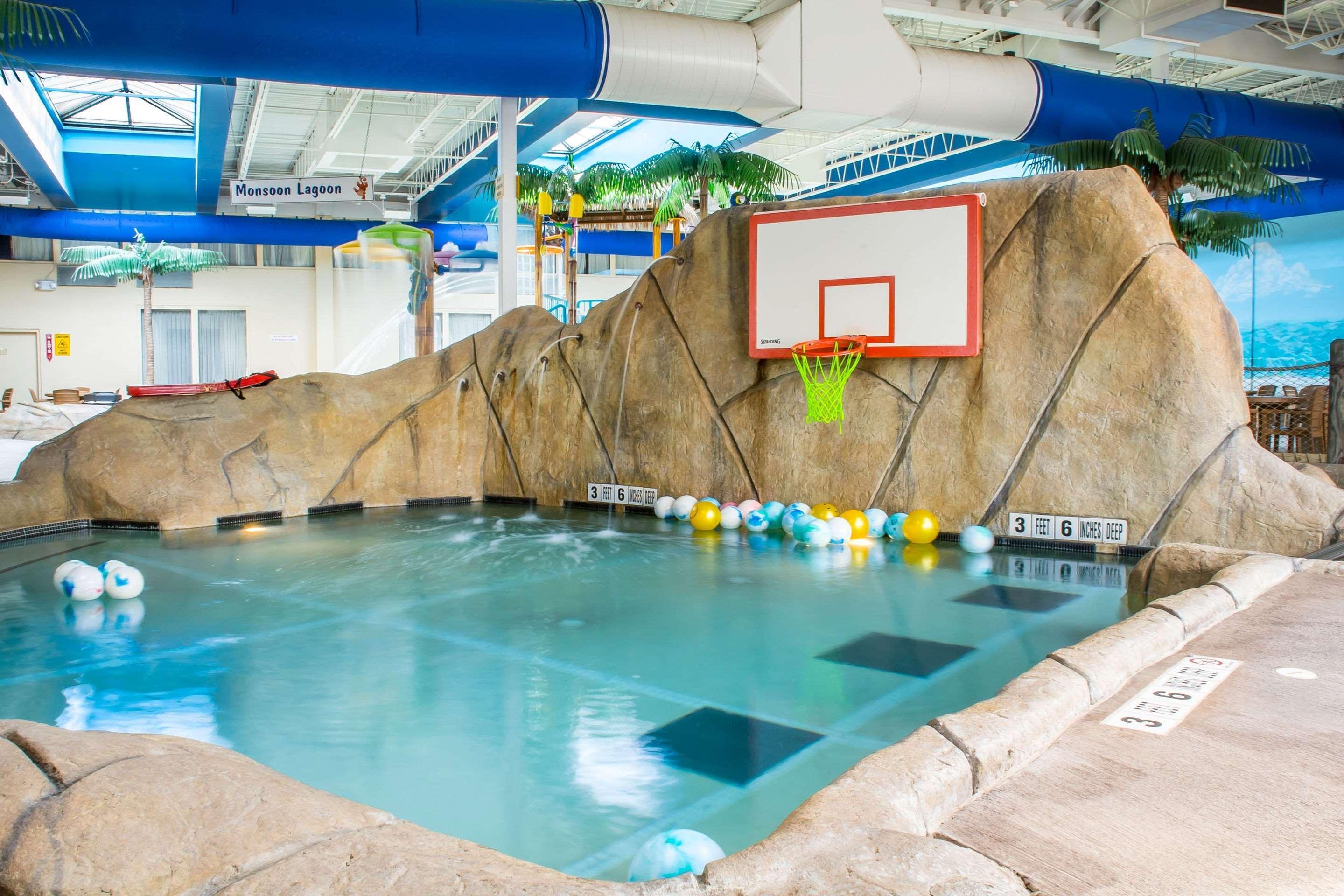 Quality Inn & Suites Palm Island Indoor Waterpark Батавия Екстериор снимка