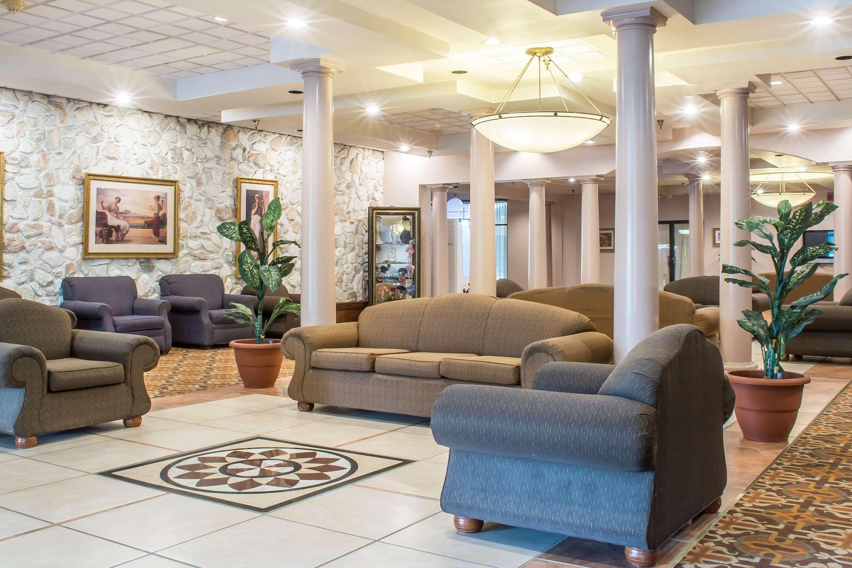 Quality Inn & Suites Palm Island Indoor Waterpark Батавия Екстериор снимка